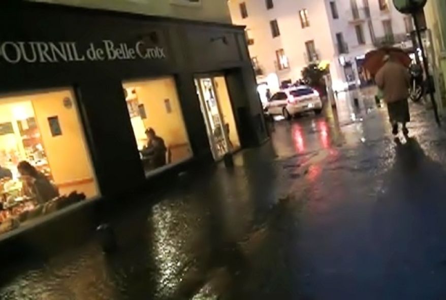 Jeune nimoise en folie devant une queue